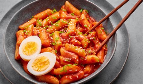 Ddeokbokki med kimchi – En krämig och pikant dans av texturer som smälter i munnen!