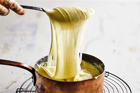  Aligot - Den ultimata kombinationen av krämig potatisgratäng och smakfull ostfondue!