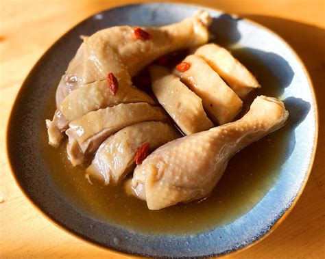  Shaoxing Drunken Chicken: En Aromatisk Smörgåsbord av Örtkryddad Kyckling i Ett Svagt Vinbad